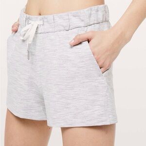 NEW Lululemon On The Fly Short 2.5” Wee Are From Space Alpine White Ice Grey 10
